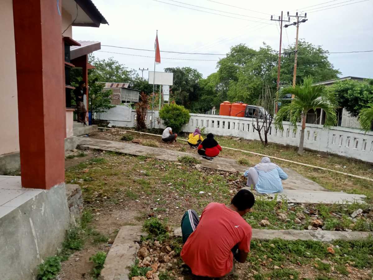 KEGIATAN KERJA BAKTI MEMBERSIHKAN LINGKUNGAN KANTOR DESA